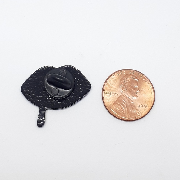 Bleeding lips enamel pin - Picture 2 of 2